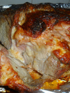 Una foto de Aguja de cerdo rellena con queso y bacon