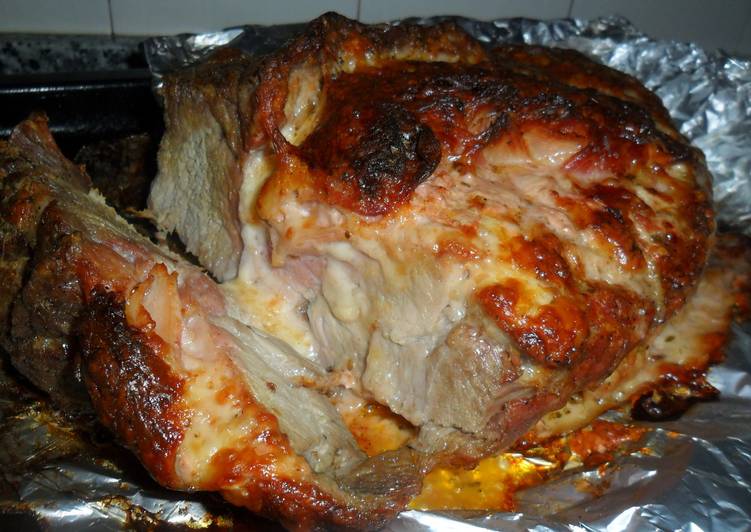 Aguja de cerdo rellena con queso y bacon