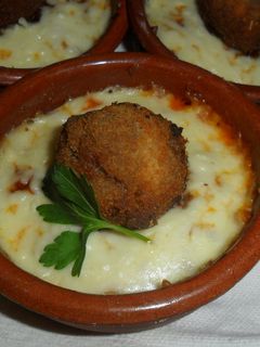 Una foto de Albóndigas con napolitana gratinada en cazuelitas con brisa