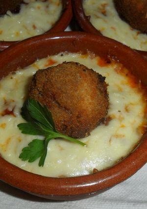Una foto de Albóndigas con napolitana gratinada en cazuelitas con brisa