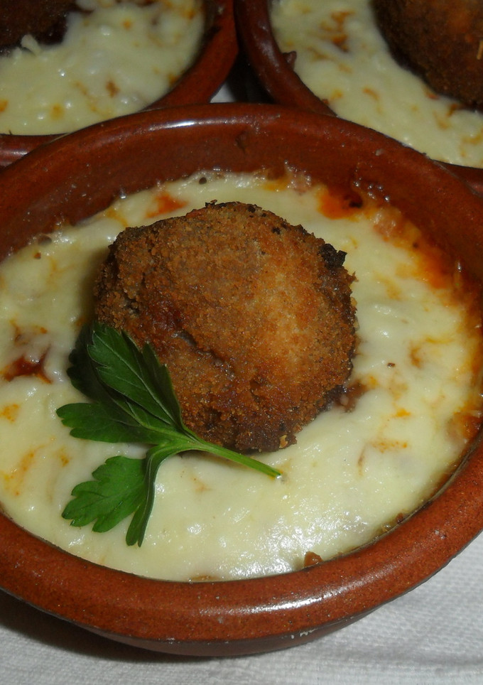 Una foto de Albóndigas con napolitana gratinada en cazuelitas con brisa