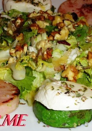 Una foto de Ensalada especial con aguacate y mozzarella