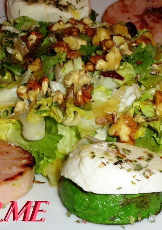 Una foto de Ensalada especial con aguacate y mozzarella