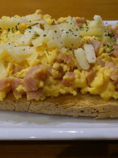 Una foto de Tosta de jamón york y queso curado