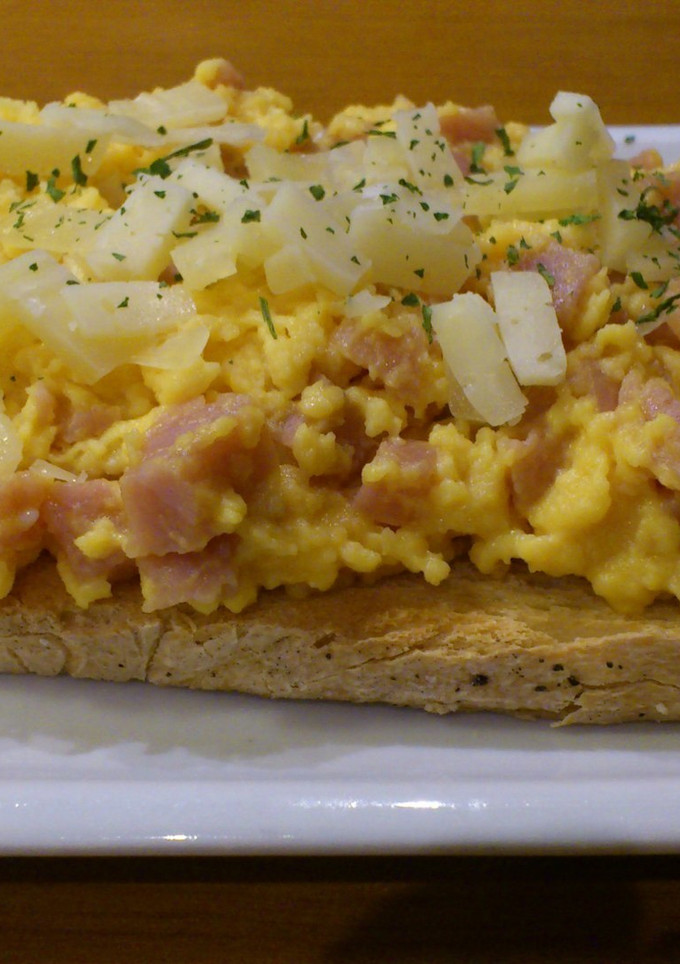 Una foto de Tosta de jamón york y queso curado