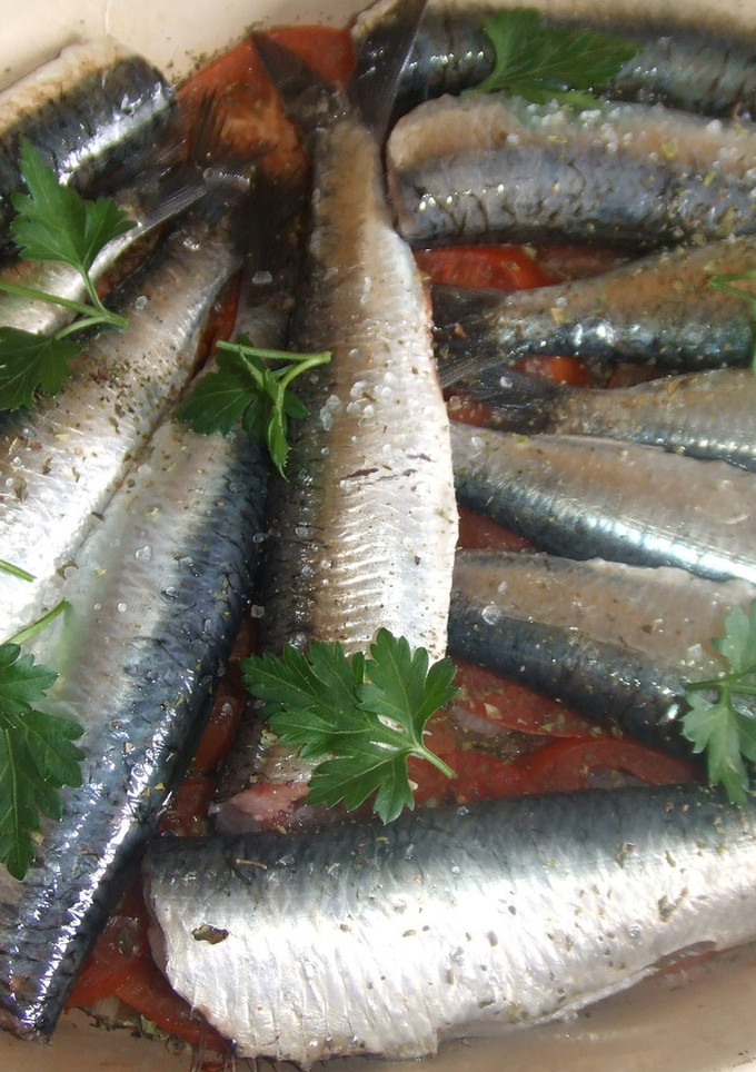 Una foto de Sardinas horneadas con tomate y cebolla