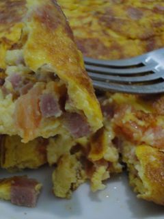 Una foto de Tortilla de tomate, pavo y queso