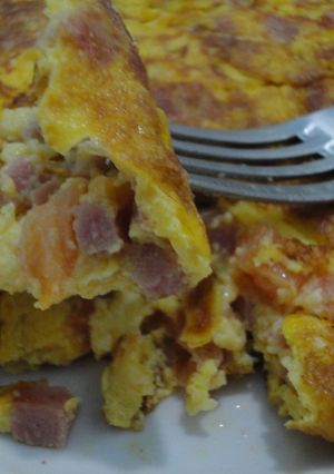 Una foto de Tortilla de tomate, pavo y queso