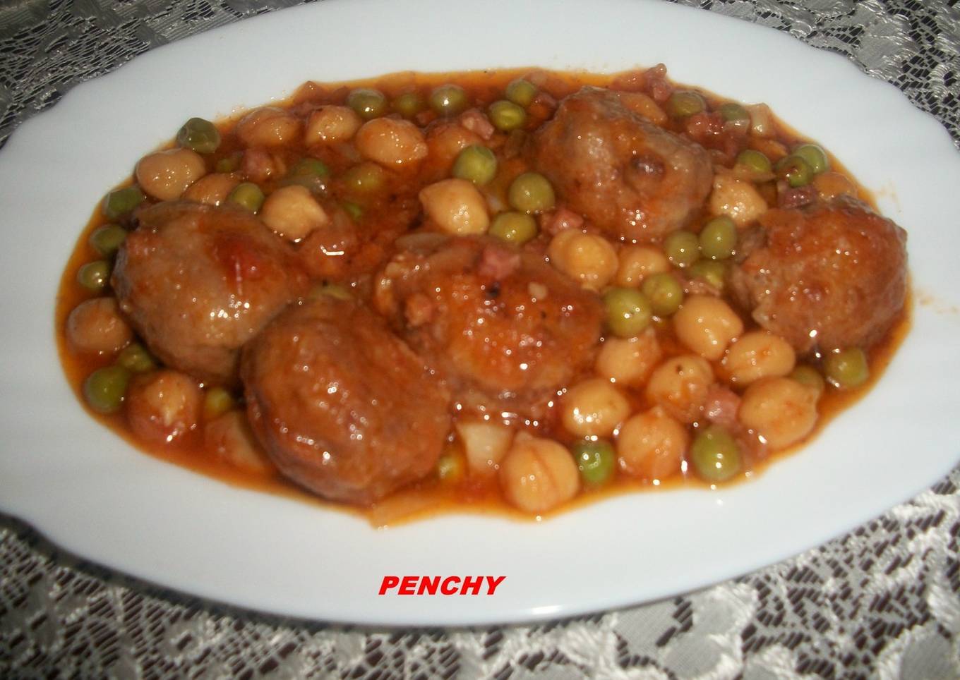 Albóndigas con garbanzos en salsa<br />