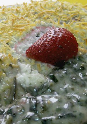 Una foto de Crema de espinacas con fresones