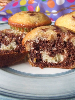 Una foto de Magdalenas marmoladas de vainilla, almendras y chocolate