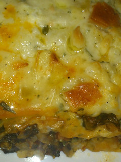 Una foto de Lasaña de pollo, verduras y queso curado