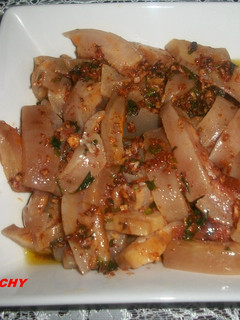 Una foto de Torreznos de cerdo cocidos en salsa al ajo aceite