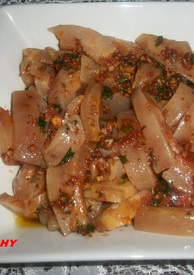 Una foto de Torreznos de cerdo cocidos en salsa al ajo aceite