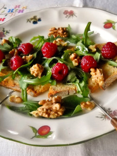 Una foto de Merienda con rúcula, frambuesas y nueces
