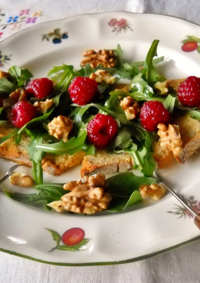 Una foto de Merienda con rúcula, frambuesas y nueces