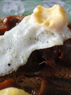 Una foto de Tosta de caponata di melanzane y huevo de codorniz