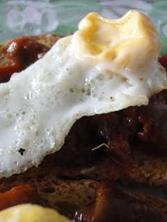 Una foto de Tosta de caponata di melanzane y huevo de codorniz