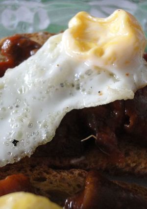 Una foto de Tosta de caponata di melanzane y huevo de codorniz