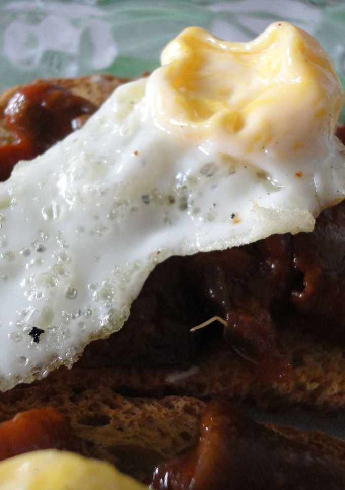 Una foto de Tosta de caponata di melanzane y huevo de codorniz