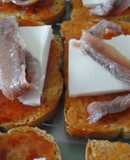 Tosta de tomate, queso fresco y anchoas