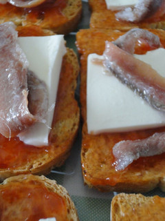 Una foto de Tosta de tomate, queso fresco y anchoas
