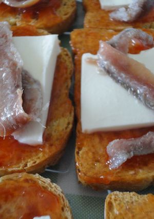 Una foto de Tosta de tomate, queso fresco y anchoas