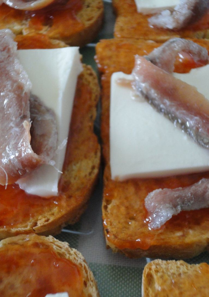 Una foto de Tosta de tomate, queso fresco y anchoas