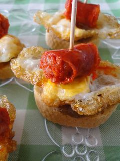 Una foto de Pintxo de txistorra y huevo