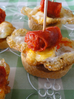 Una foto de Pintxo de txistorra y huevo