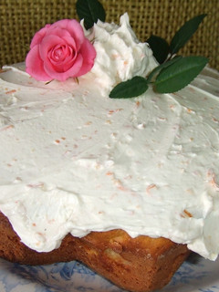 Foto principal de Budín integral de manzana con cobertura de mascarpone