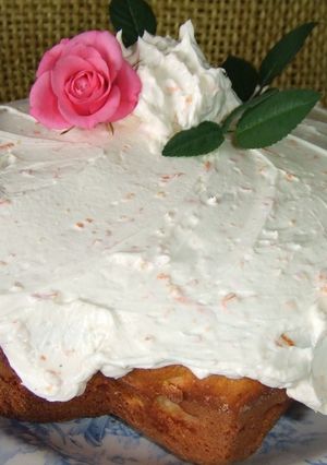 Una foto de Budín integral de manzana con cobertura de mascarpone