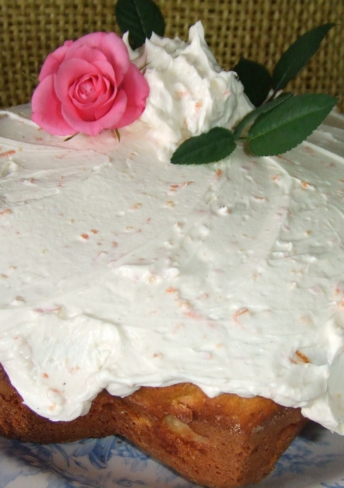 Una foto de Budín integral de manzana con cobertura de mascarpone