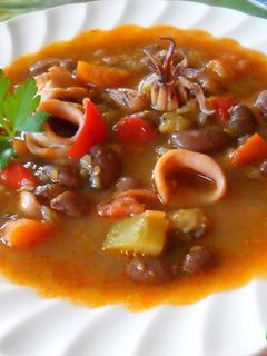 Una foto de Sopa de calamaretes con judías canela