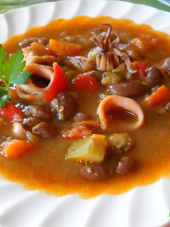 Una foto de Sopa de calamaretes con judías canela