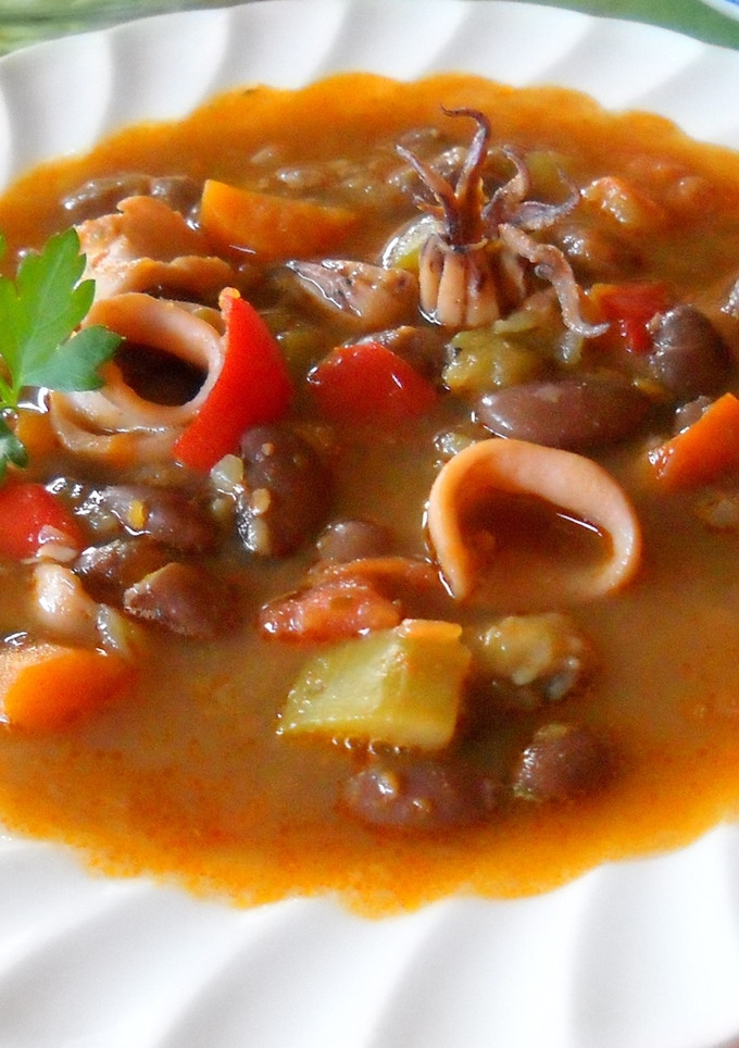 Una foto de Sopa de calamaretes con judías canela