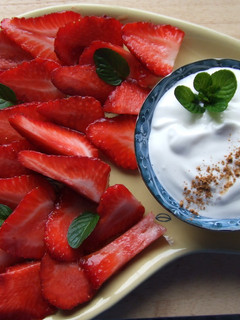 Una foto de Fresones laminados con crema de queso fresco