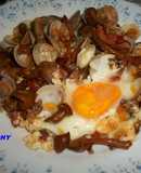 Cazuela de setas y almejas con huevos escalfados