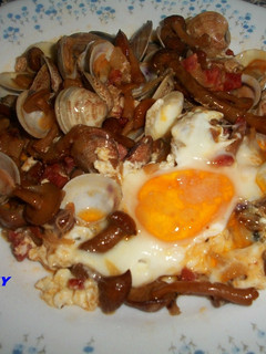 Una foto de Cazuela de setas y almejas con huevos escalfados