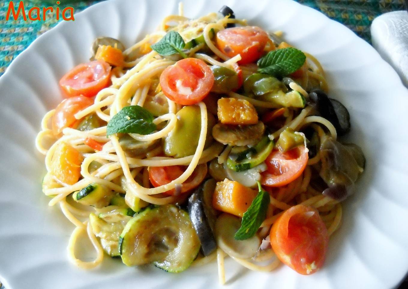 Espaguetis con hortalizas y tomatitos cherry