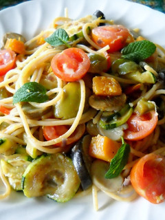 Una foto de Espaguetis con hortalizas y tomatitos cherry