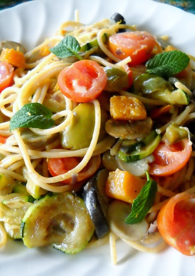 Una foto de Espaguetis con hortalizas y tomatitos cherry