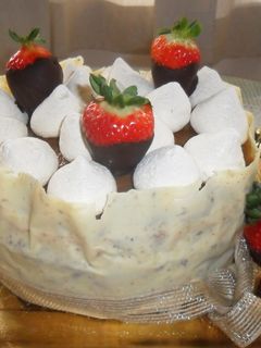 Una foto de Torta de cumpleaños con dos chocolates