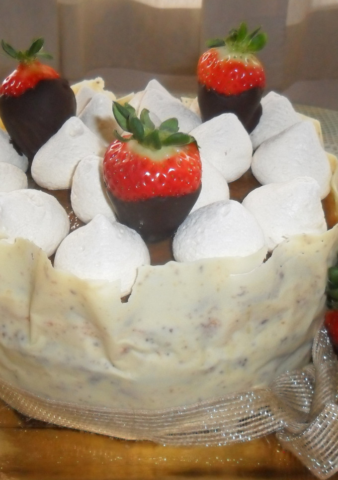 Una foto de Torta de cumpleaños con dos chocolates