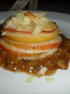 Una foto de Mil hojas de manzanas y queso de cabra al horno