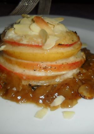 Una foto de Mil hojas de manzanas y queso de cabra al horno