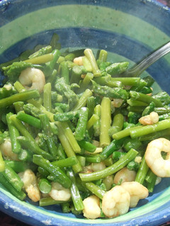 Una foto de Salteado de primavera con guisantes, espárragos y gambas
