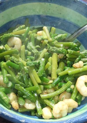 Una foto de Salteado de primavera con guisantes, espárragos y gambas