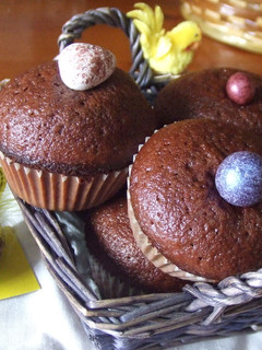 Una foto de Muffins de chocolate con huevitos de Pascua