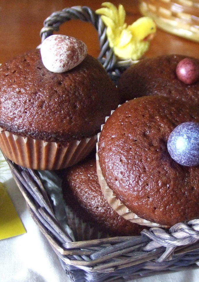 Una foto de Muffins de chocolate con huevitos de Pascua